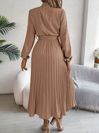 R&B | Schlichtes Kleid mit Stehkragen und Plissiertem Gürtel