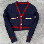 R&B | Kurze Strickjacke Elegant und Modern Kontrastdetails