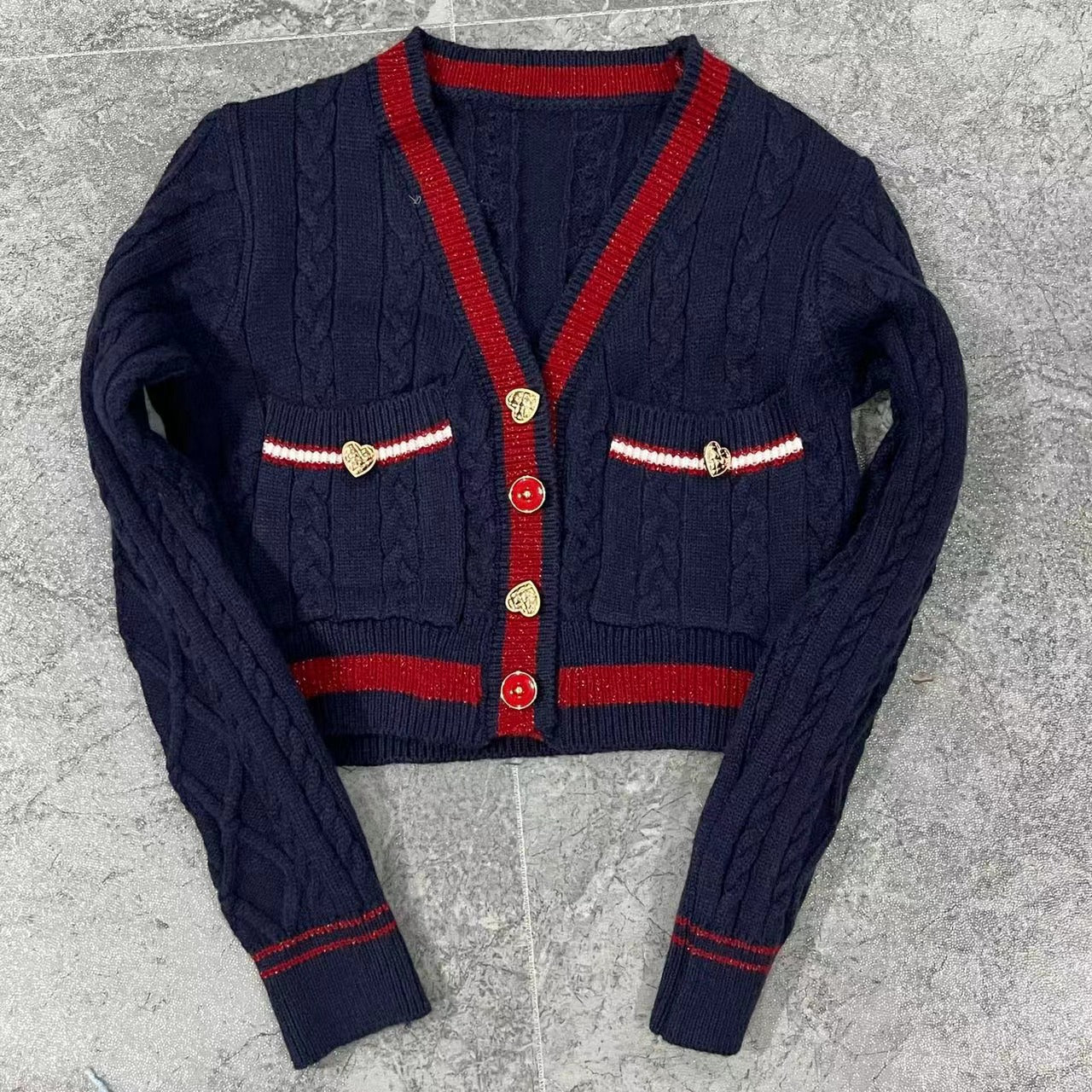 R&B | Kurze Strickjacke Elegant und Modern Kontrastdetails