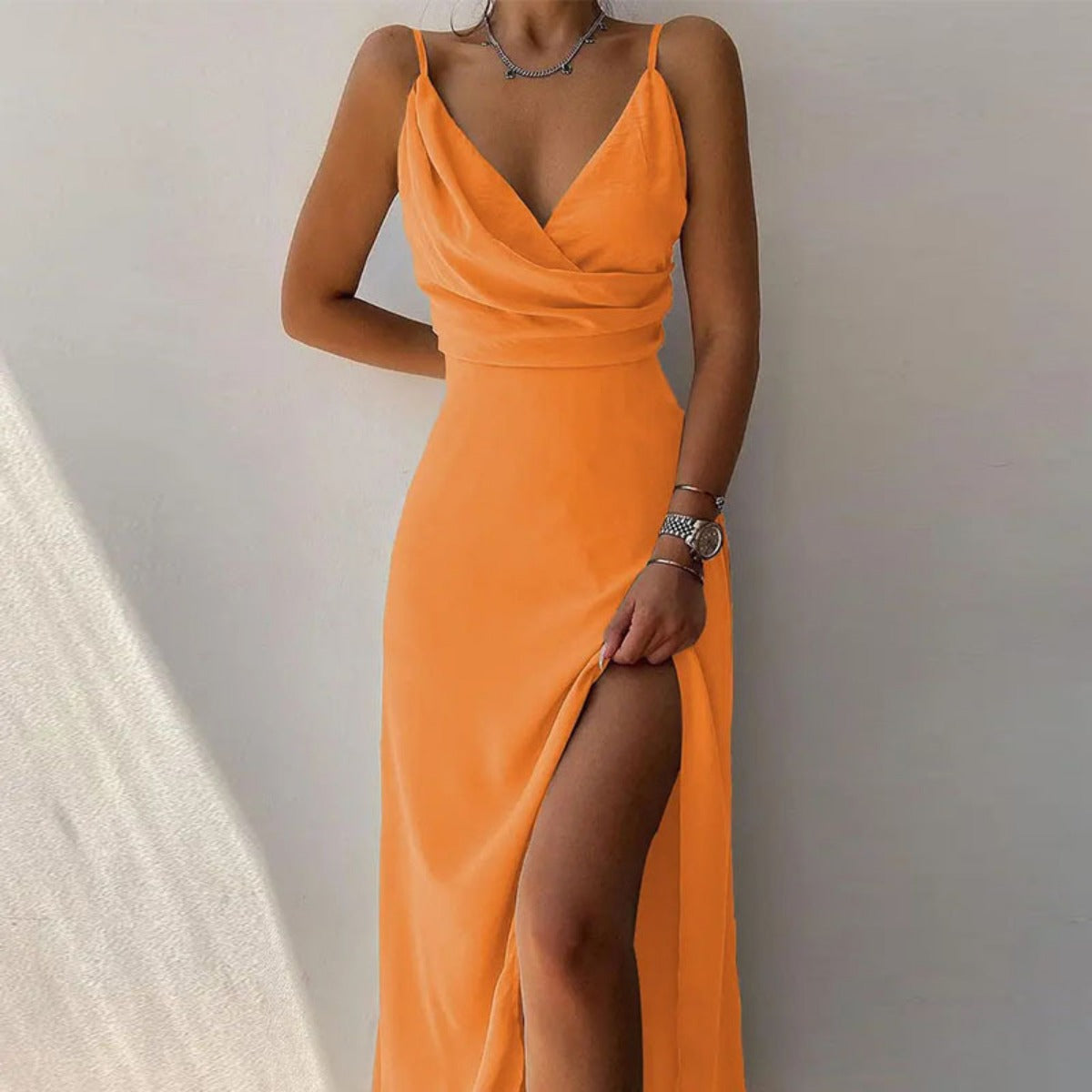 R&B | Kleid mit Hosenträgern und V-Ausschnitt mit geteiltem Print