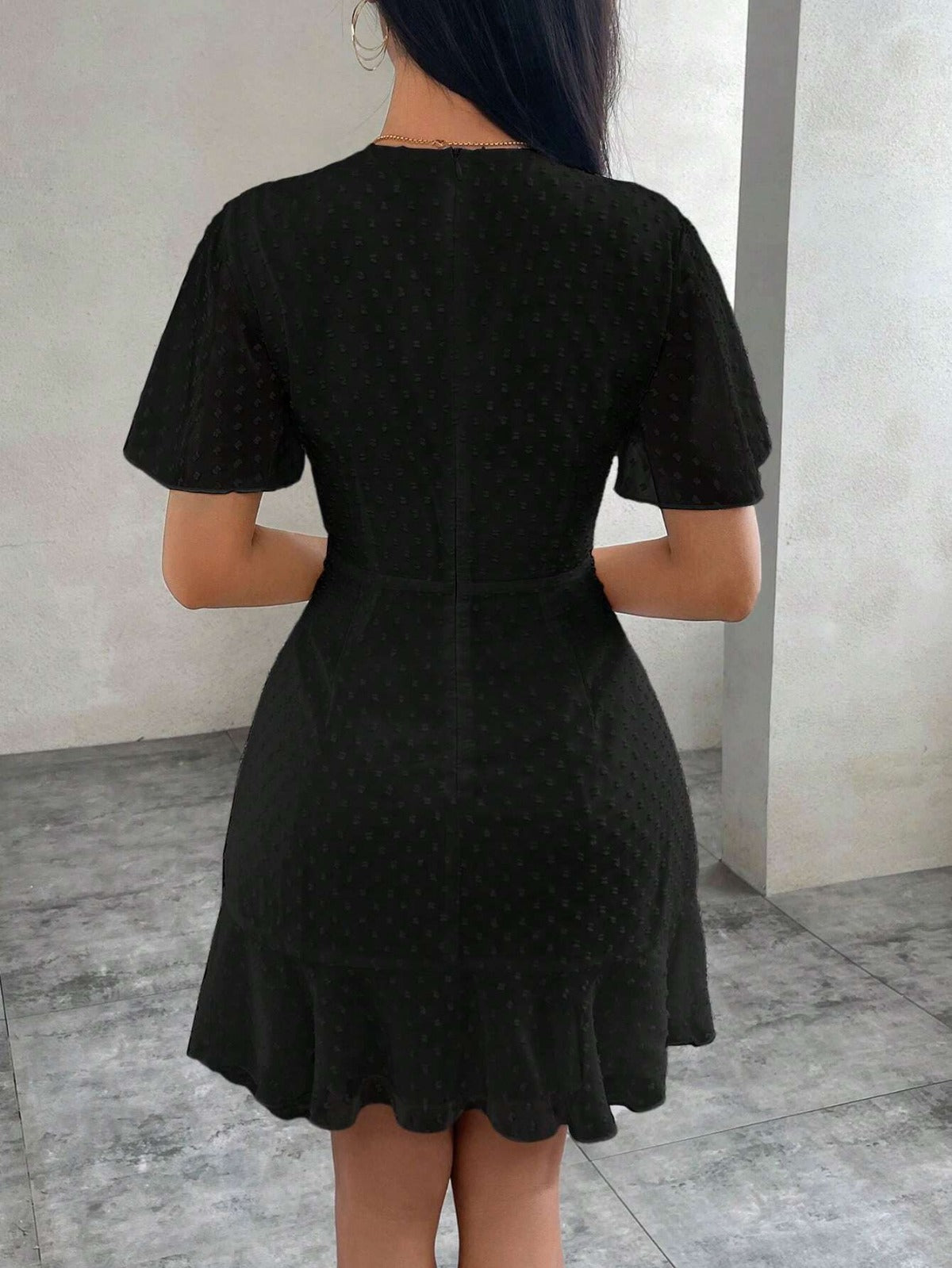 R&B | Dreidimensionales Kleid mit Rüschenrand und Punkten