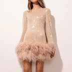 Glamouröses Kleid mit Pailletten und Federsaum