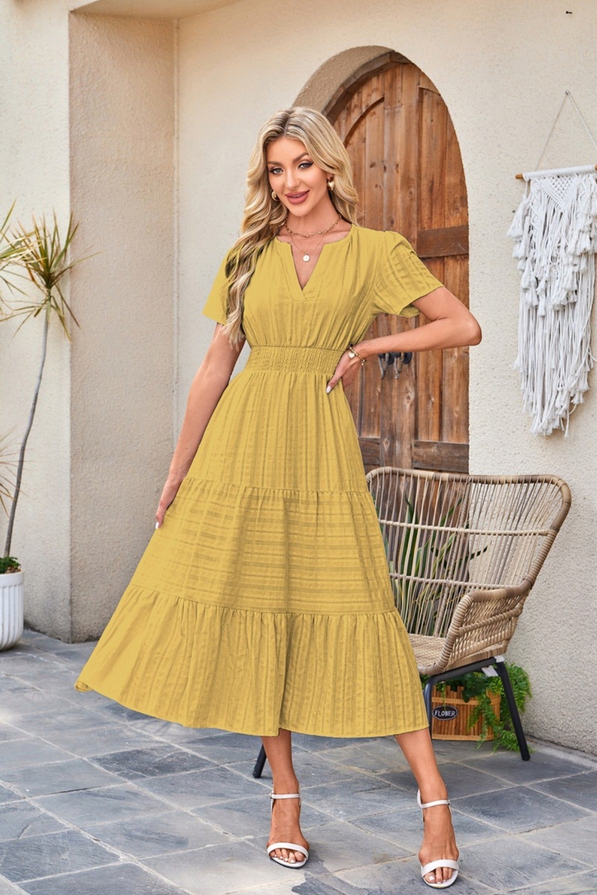 R&B | Kleid mit V-Ausschnitt und plissierten Blasenärmeln