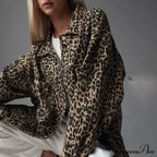 R&B | Slim Fit Denim Jacke mit Leopardenstickerei