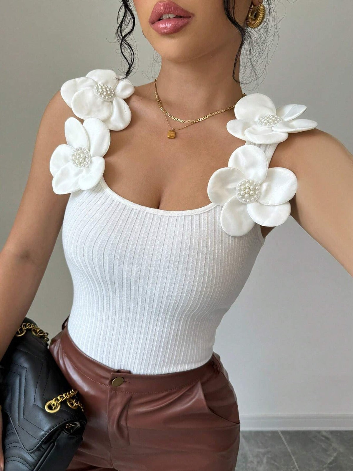 R&B | Dreidimensionales ärmelloses Strickoberteil mit Blumenverzierung