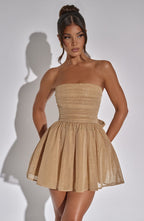 Trendiges goldkleid mit glitzer