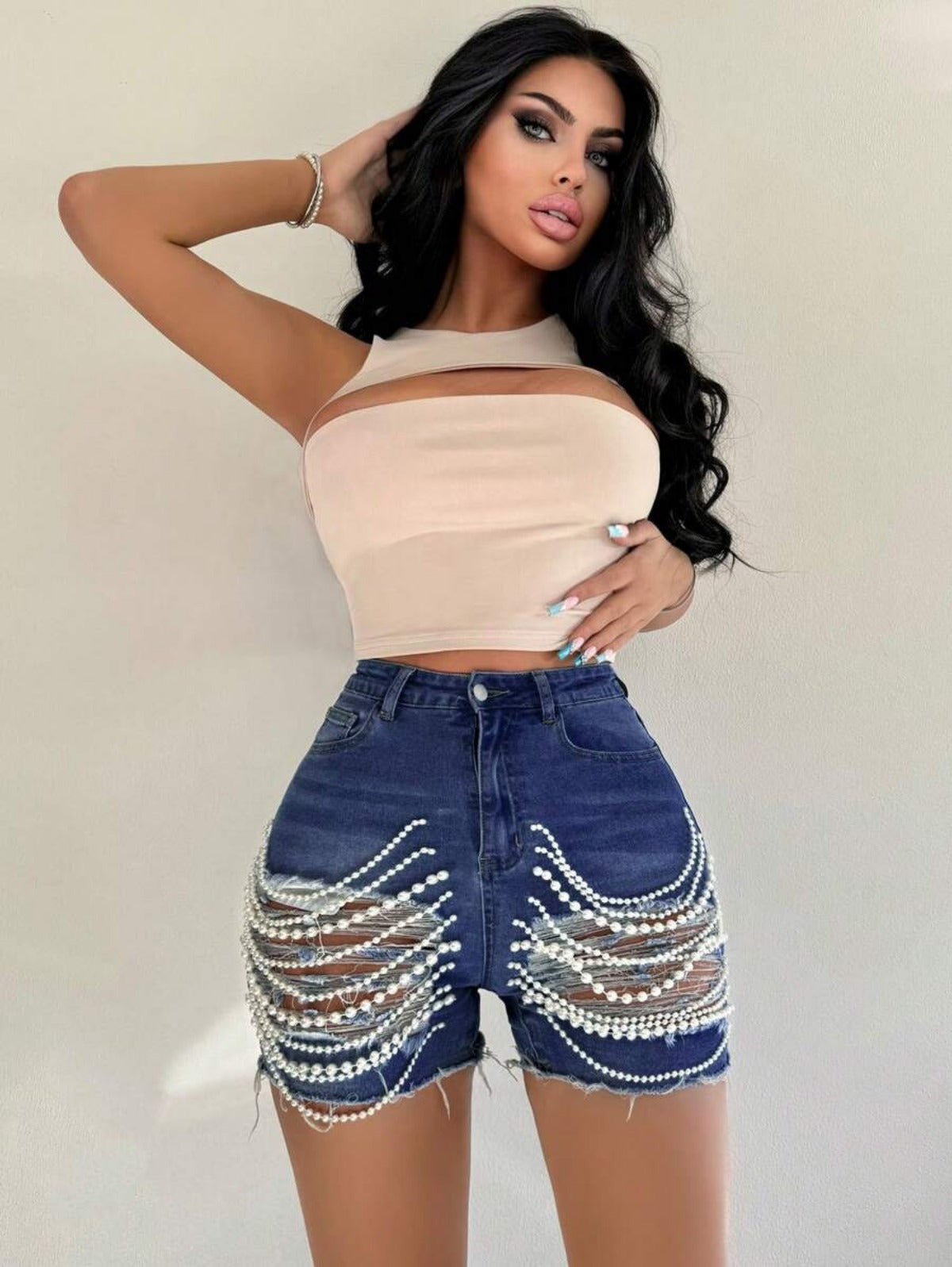R&B | Zerrissene Denim-Shorts mit hoher Taille und handgefertigter Perlenkette für Damen
