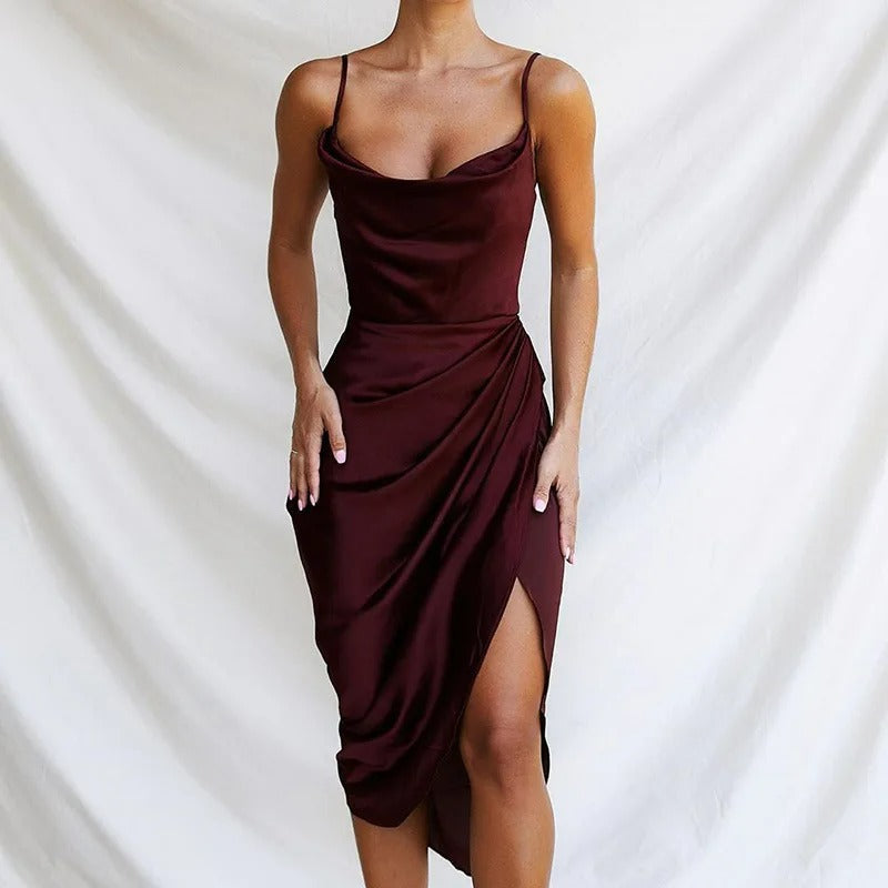 Kleid aus Satin mit Volants und schmalen Trägern