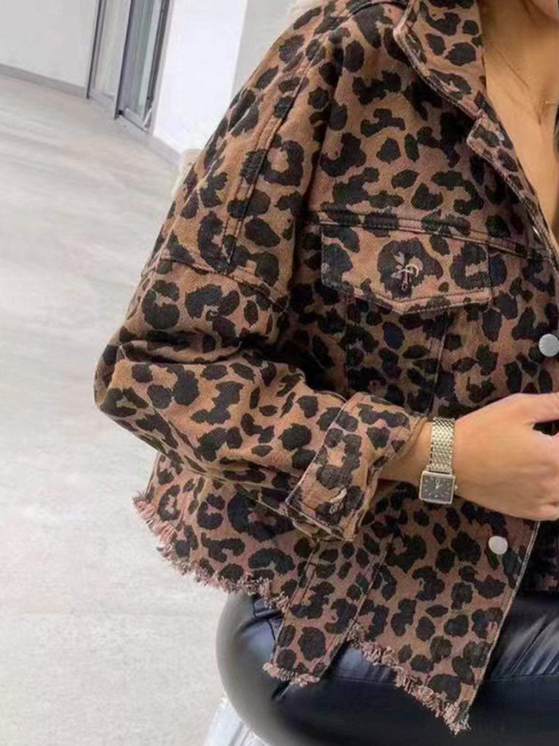 R&B | Raw Hem Leopardenkragen Denimjacke