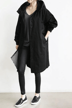 Die Windjacke mit Knöpfen und Kapuze