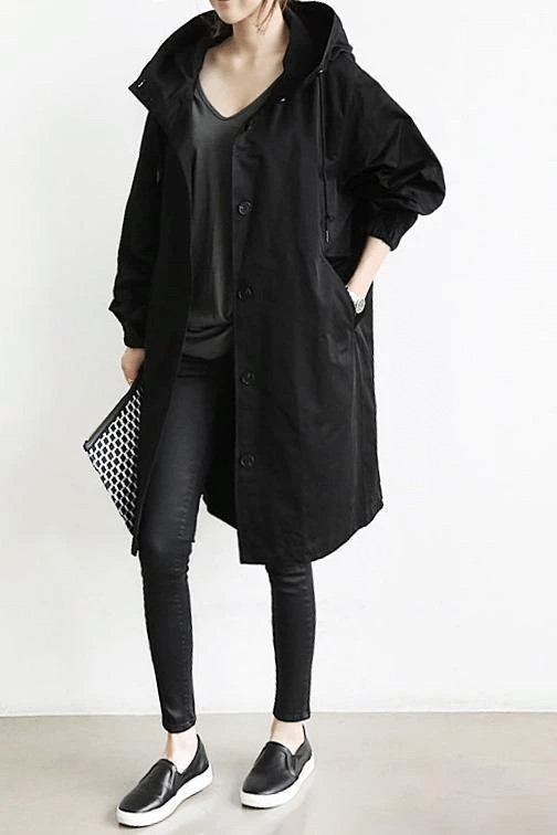 Die Windjacke mit Knöpfen und Kapuze