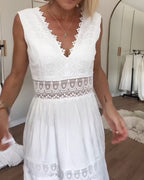 Damenkleid mit weißer Spitze