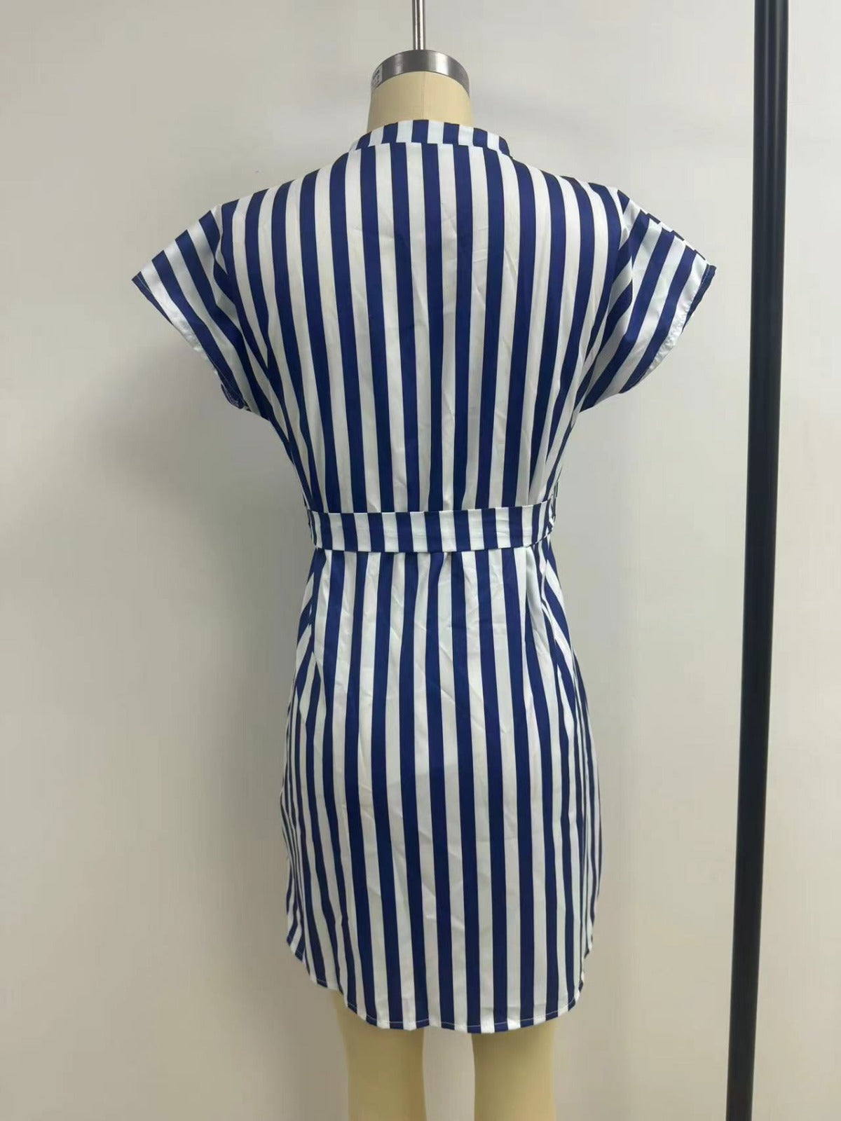 R&B | Ärmelloses gestreiftes Kleid mit Schnürsenkeln