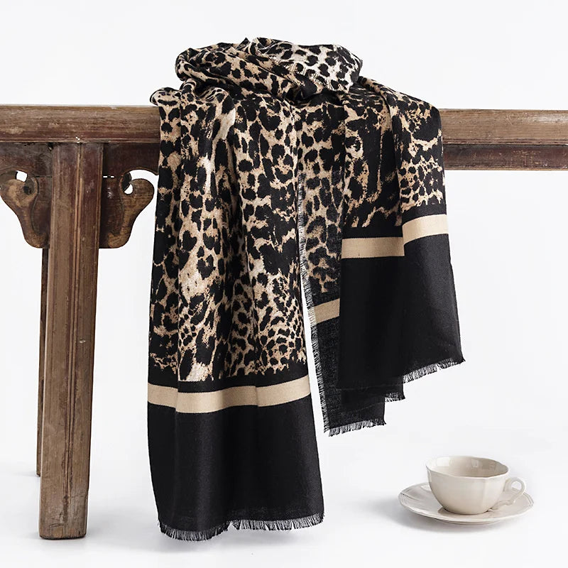 R&B | Eleganter Schal mit Leopardenmuster
