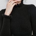 R&B | Rollkragenpullover mit femininen Rüschendetails