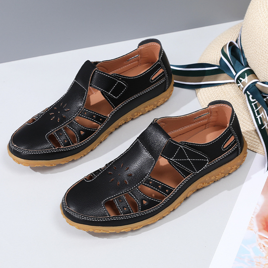 Bequeme Sommerschuhe mit Klettverschluss und Lochmuster R&B