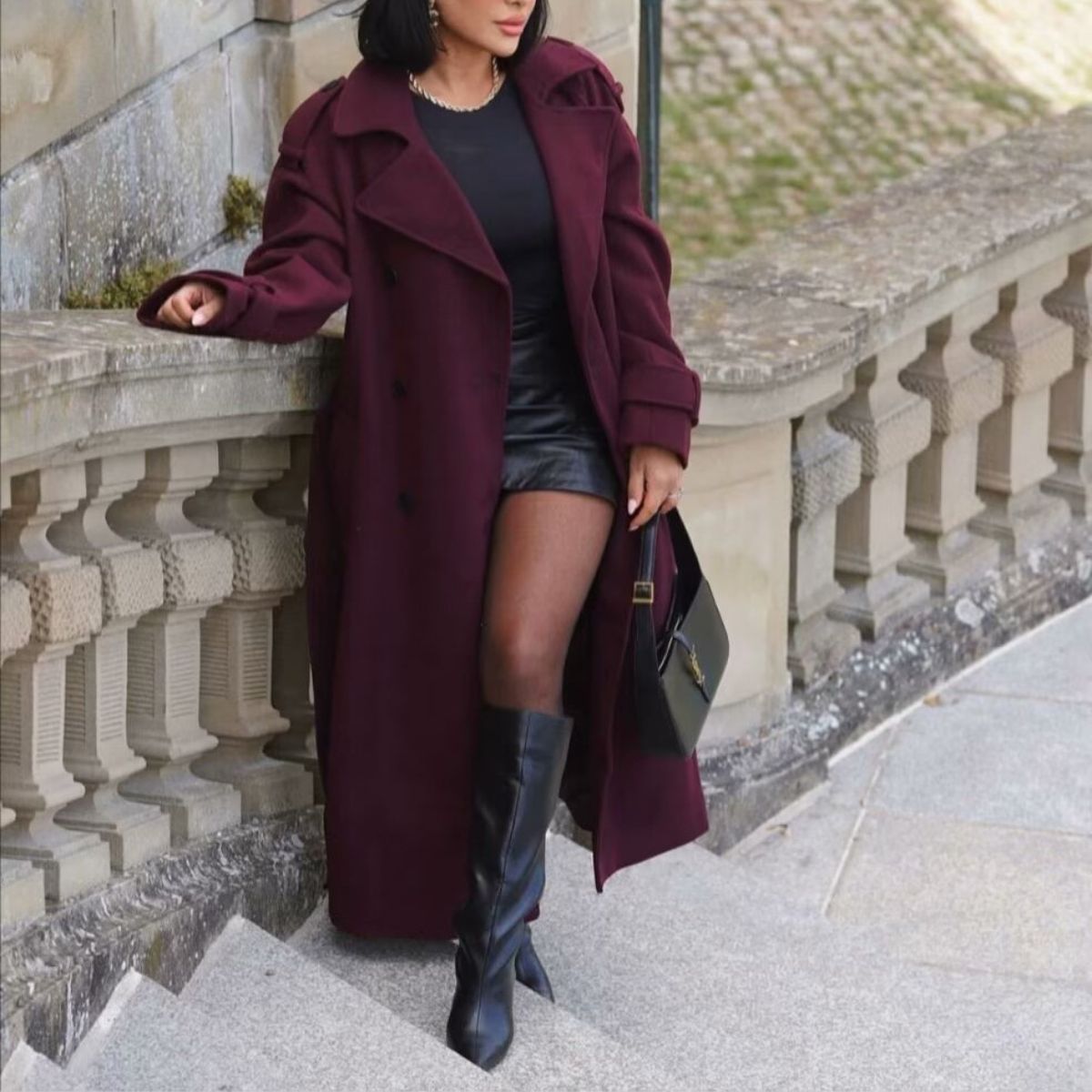 R&B | Eleganter Trenchcoat in Bordeauxrot mit Gürtel