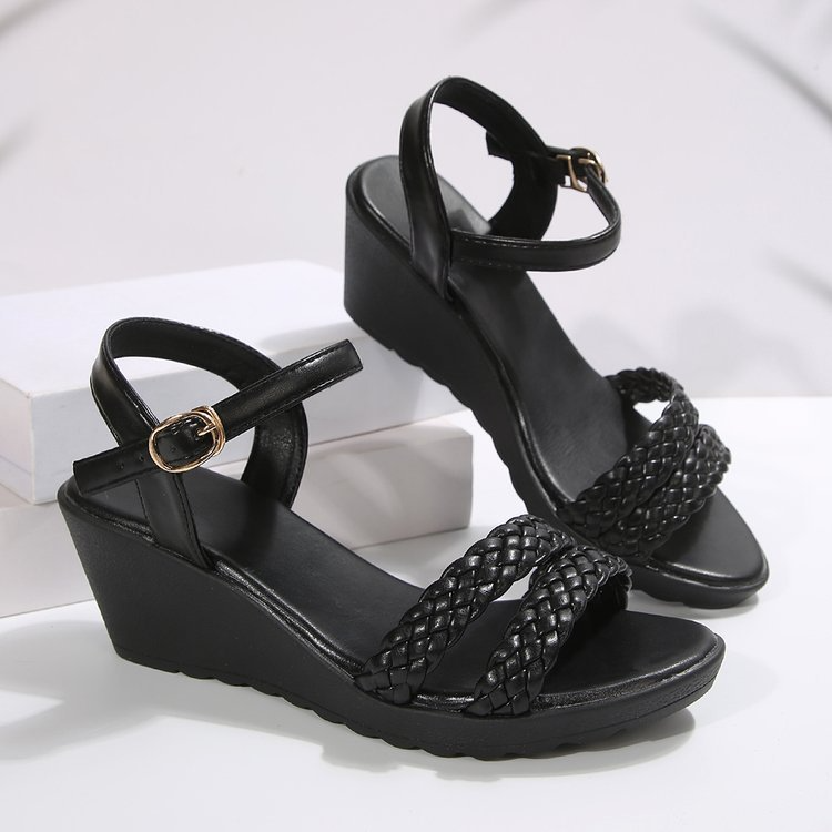 Geflochtene Keilsandalen mit Schnallenriemen R&B