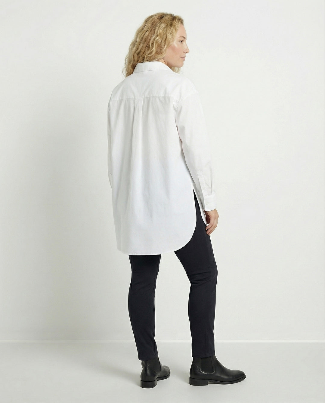 Stylisches Oversize-Shirt mit hochgekrempelten Ärmeln