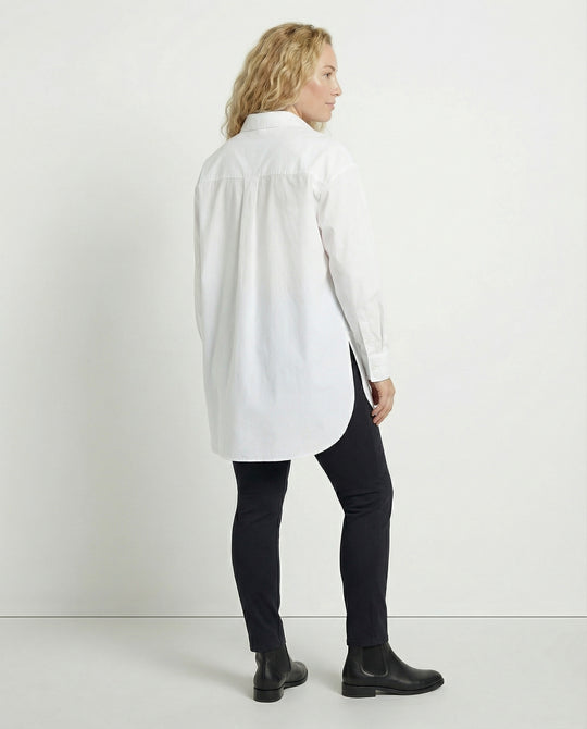Stylisches Oversize-Shirt mit hochgekrempelten Ärmeln