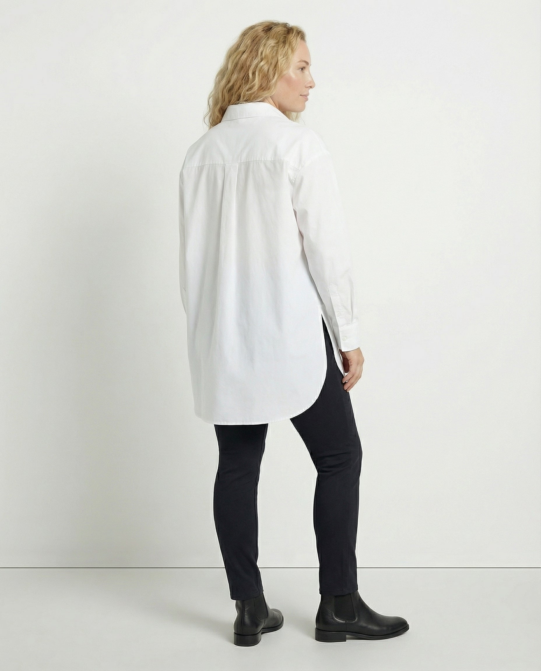 Stylisches Oversize-Shirt mit hochgekrempelten Ärmeln