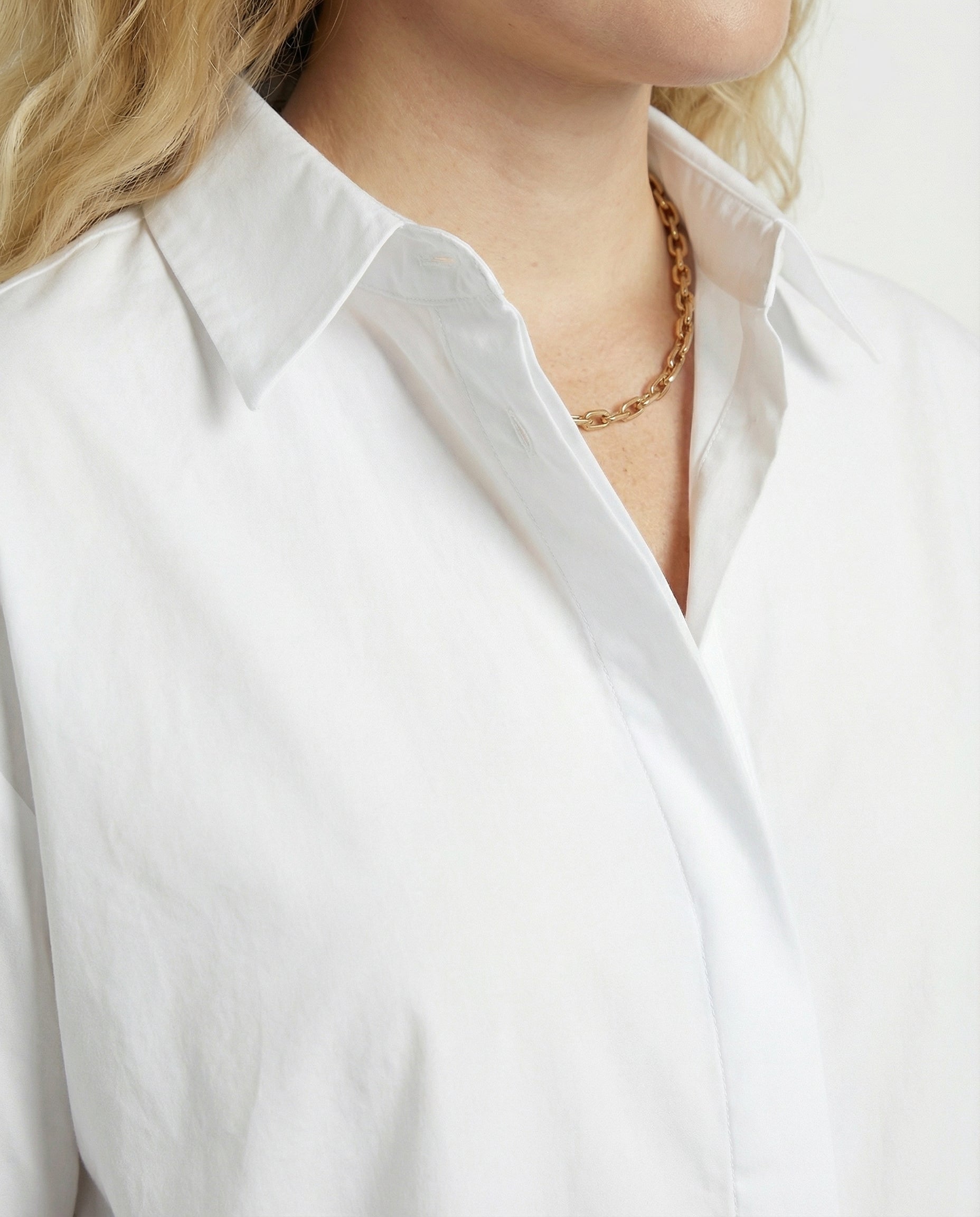 Stylisches Oversize-Shirt mit hochgekrempelten Ärmeln