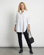 Stylisches Oversize-Shirt mit hochgekrempelten Ärmeln