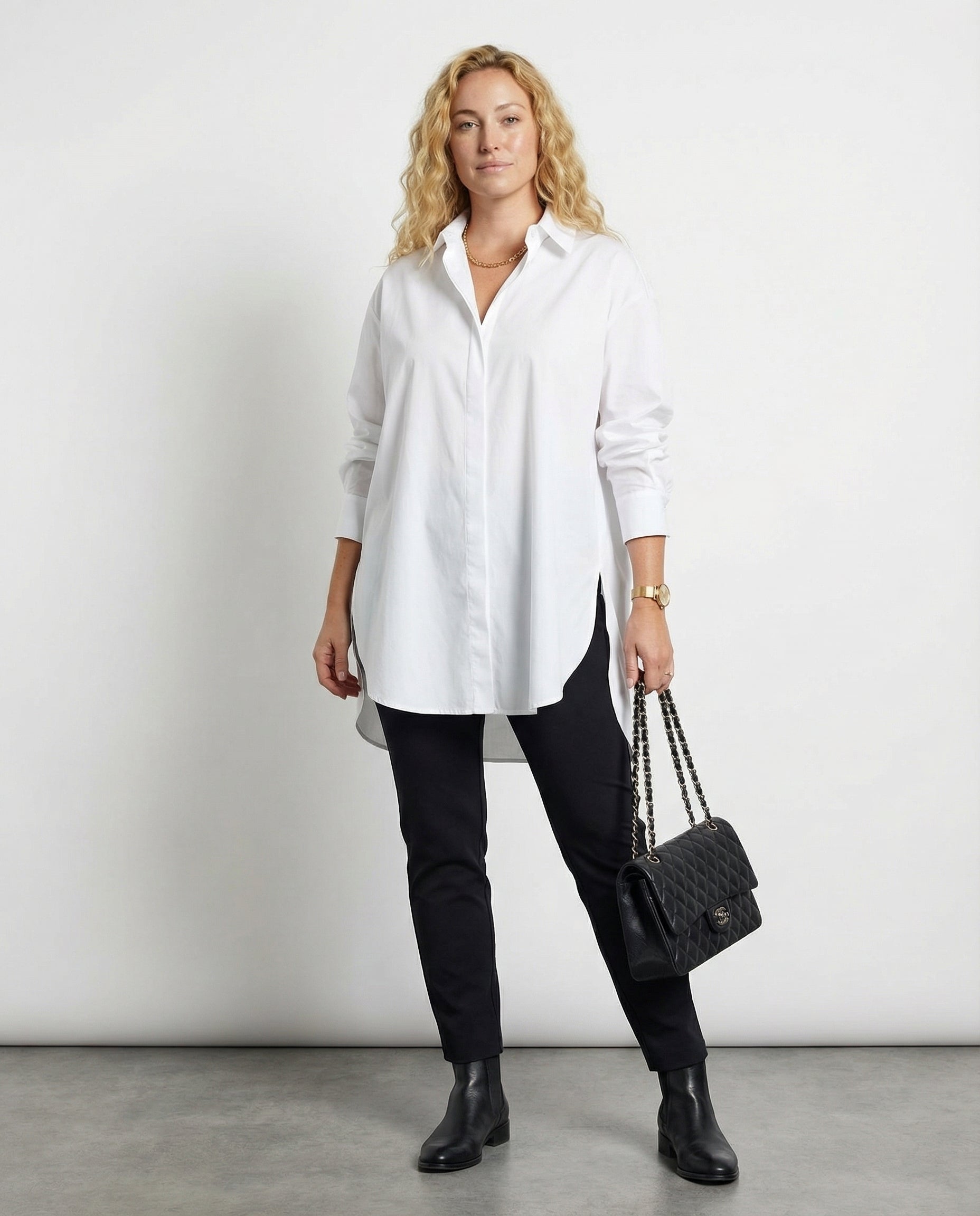 Stylisches Oversize-Shirt mit hochgekrempelten Ärmeln