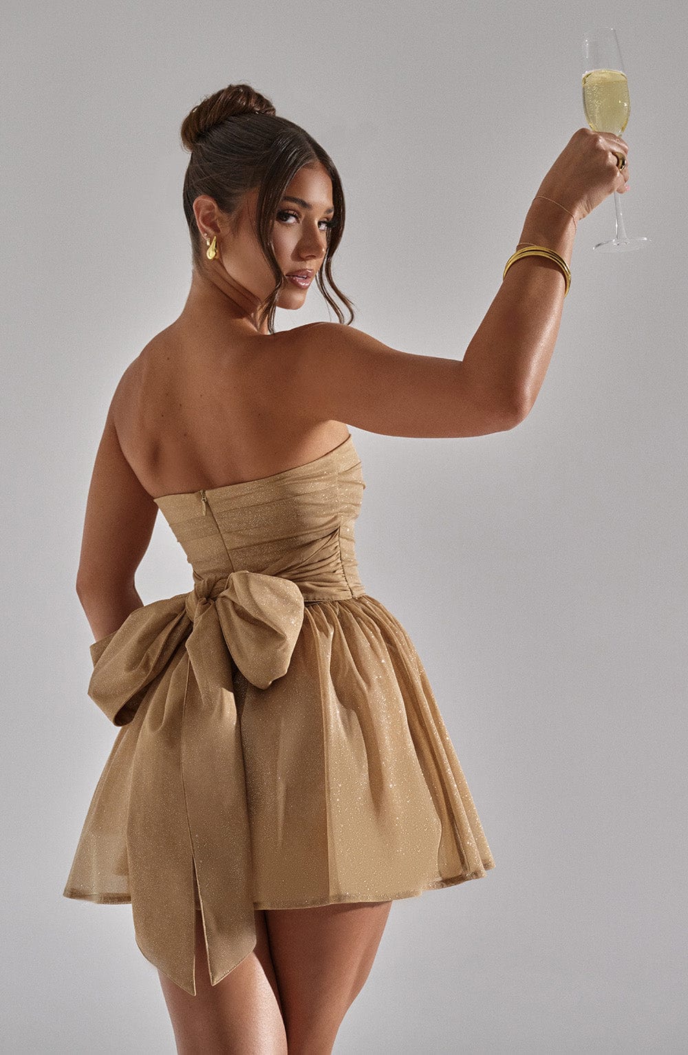 Trendiges goldenes Kleid mit Glitzer
