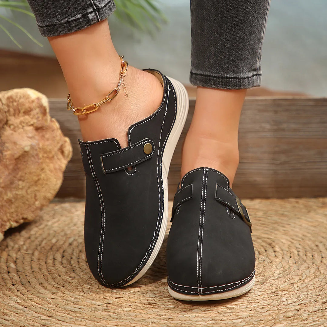Stilvolle Wedge Sandalen mit Metallbuckel und Nieten R&B