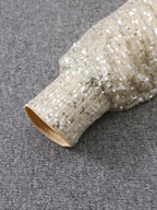 Glanzendes Minikleid mit einem Schulter