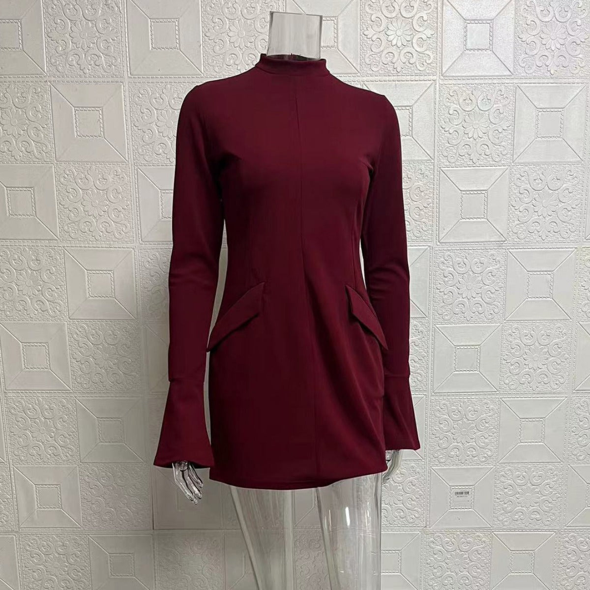 R&B | Schmal geschnittenes, langärmeliges, hüftumspielendes Kleid