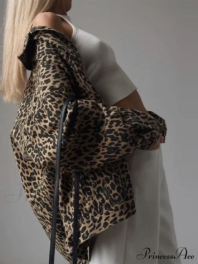 R&B | Passform Jeansjacke mit Leopardenstickerei
