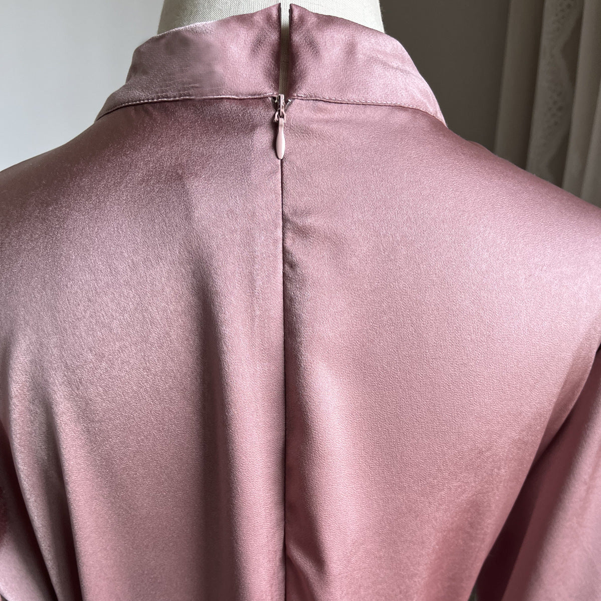 R&B | Elegant Satin GR&Bundenes Kleid