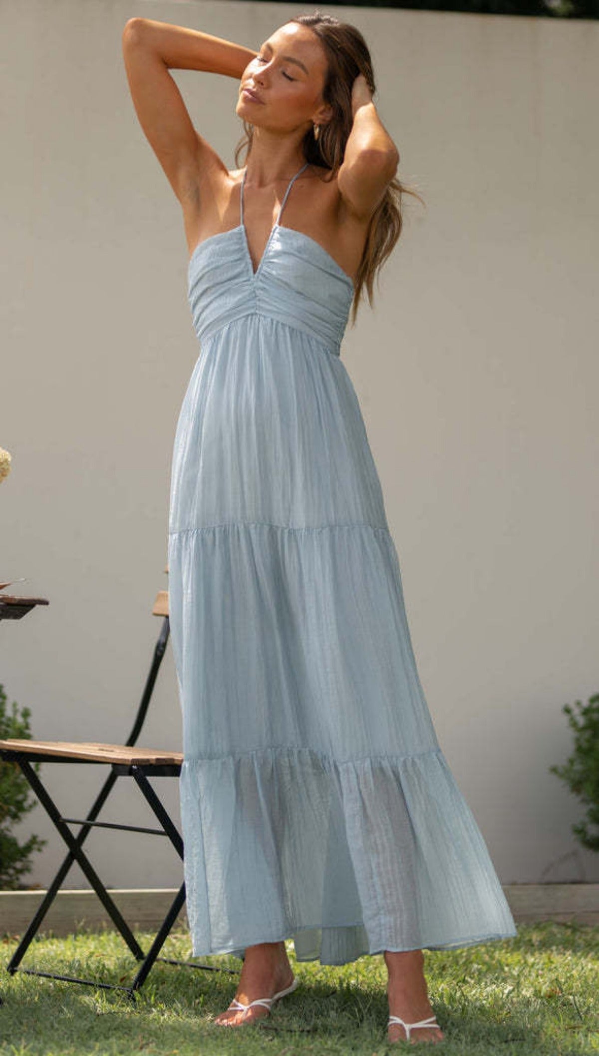 R&B | Kleid mit V-Ausschnitt und nackten Schultern