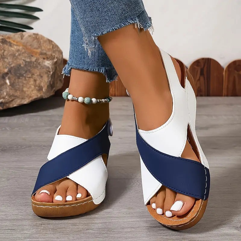 Damenschuhe mit kontrastierendem Keilabsatz