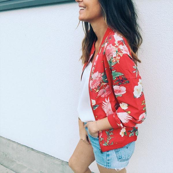 R&B | Rote Jacke mit floralem Druck