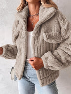 R&B | Kurze Jacke Aus Kunstpelz mit Brusttaschen Polyester Warm und Stilvoll