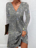 Silbernes Minikleid mit langen Ärmeln und V-Ausschnitt