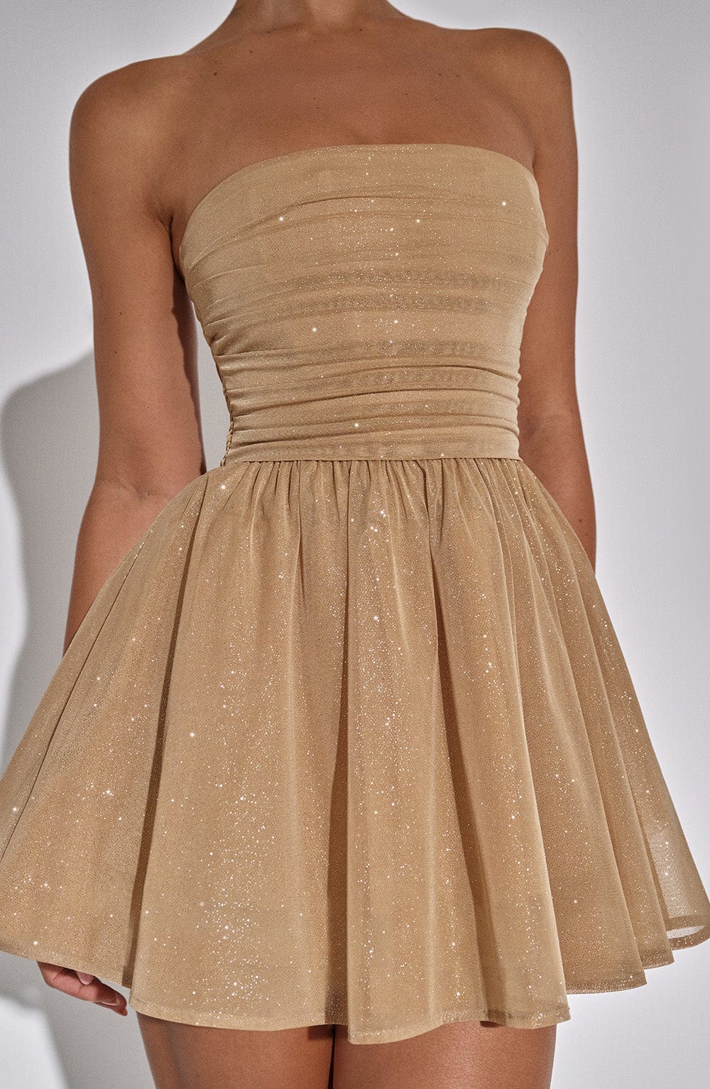 Trendiges goldenes Kleid mit Glitzer
