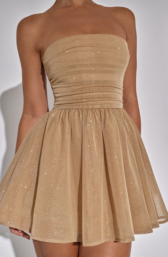 Trendiges goldenes Kleid mit Glitzer