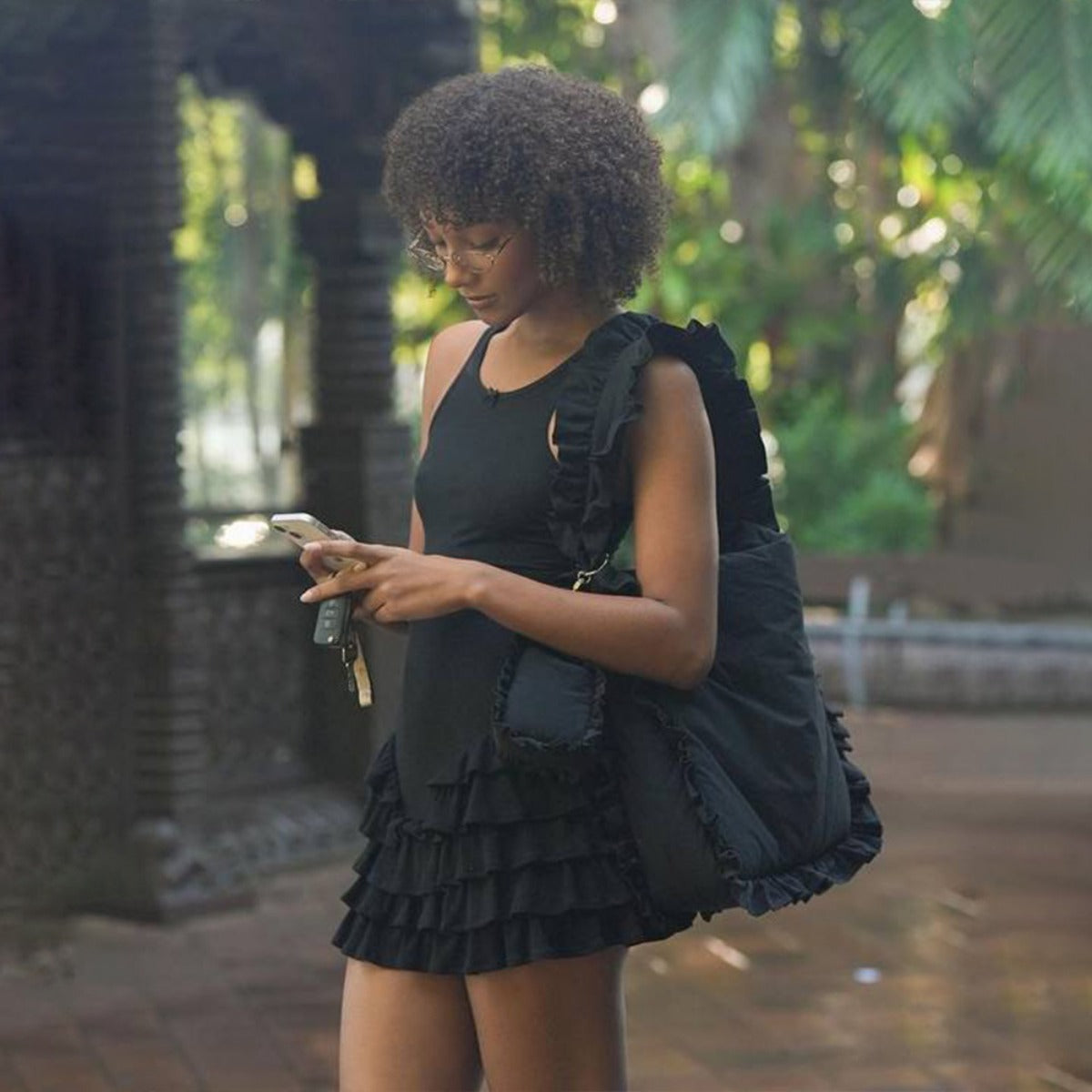 R&B | Ärmelloses Rüschenkleid mit Rundhalsausschnitt