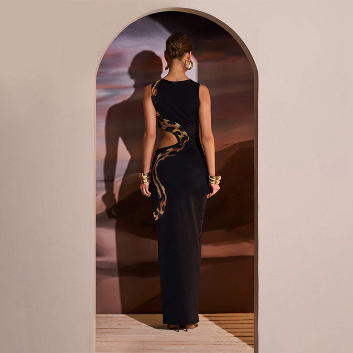 R&B | Ärmelloses, eng anliegendes, hohles Kleid mit geteiltem Ende