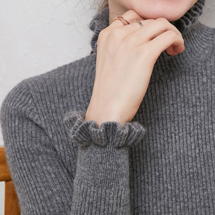 R&B | Rollkragenpullover mit femininen Rüschendetails