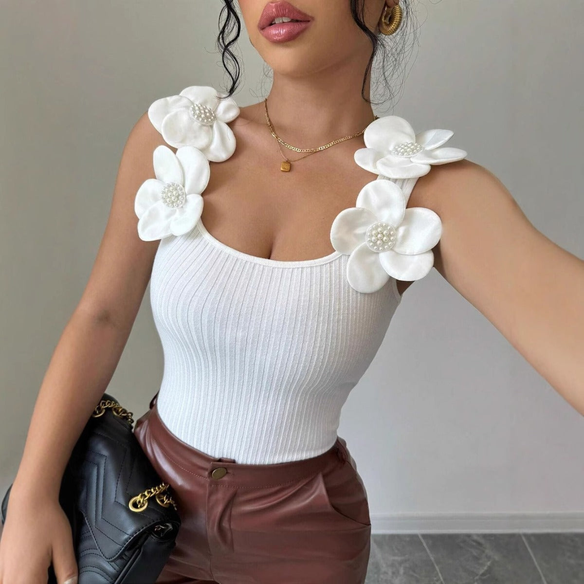 R&B | Dreidimensionales ärmelloses Strickoberteil mit Blumenverzierung