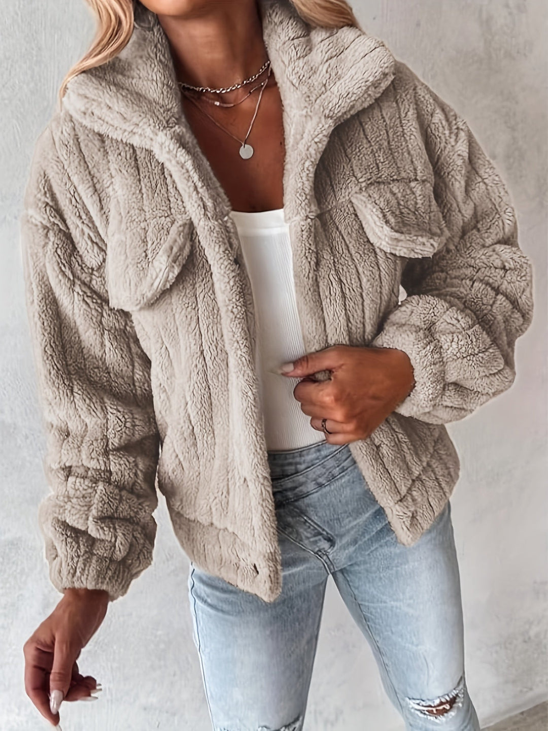 R&B | Kurze Jacke Aus Kunstpelz mit Brusttaschen Polyester Warm und Stilvoll