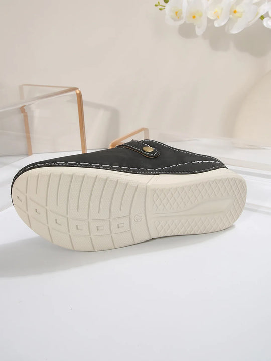 Stilvolle Wedge Sandalen mit Metallbuckel und Nieten R&B