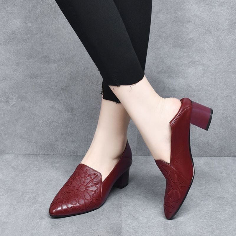 klassische Damenschuhe aus weichem Leder mit Stickerei. R&B R&B