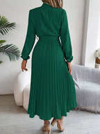 R&B | Schlichtes Kleid mit Stehkragen und Plissiertem Gürtel