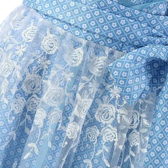 Vintage-inspiriertes Spitzendirndl mit bestickten Details und Bandverschluss